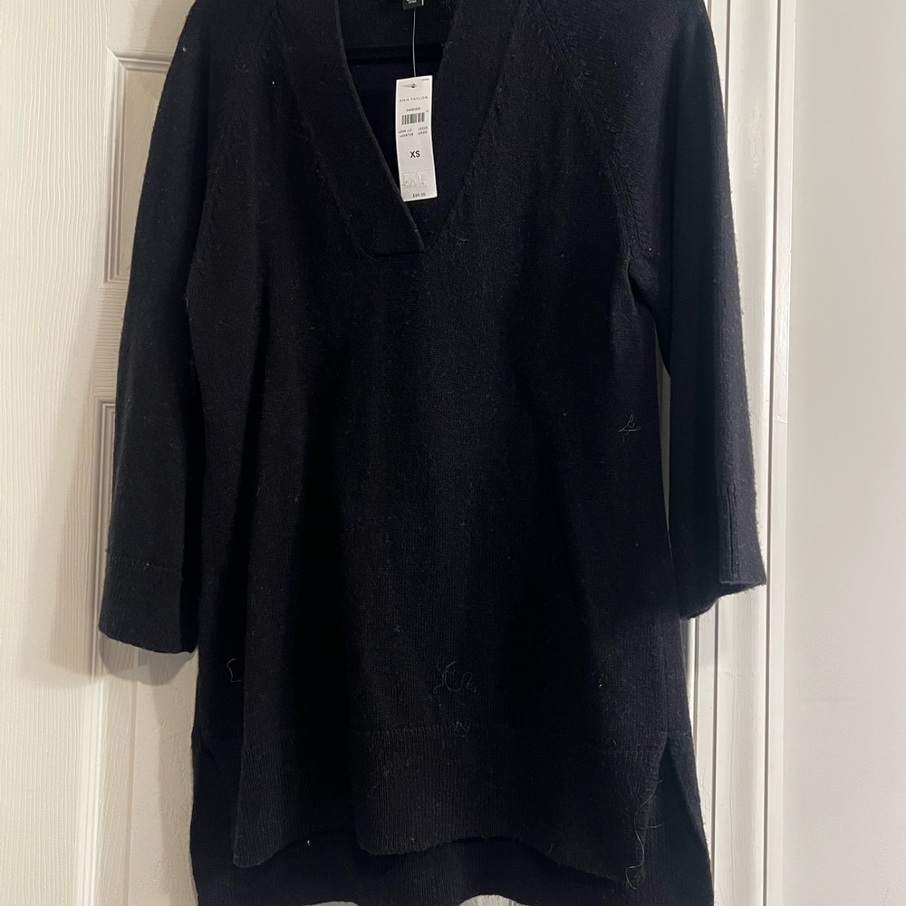 Ann Taylor Black V-Neck Sweater 
Sz: XS